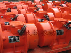 YZS振動(dòng)電機(jī)：加裝防護(hù)外殼，密封性強(qiáng)不易損壞。