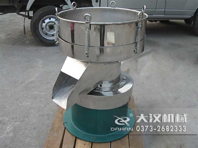 涂料振動(dòng)篩由：框體，振動(dòng)斗，出料口，振動(dòng)電機(jī)底座等部件組成