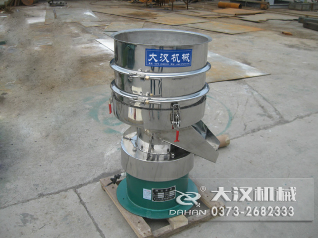 涂料過(guò)濾振動(dòng)篩：利用振動(dòng)電機(jī)的振動(dòng)力帶動(dòng)物料在篩網(wǎng)上進(jìn)行篩分，從而利用篩網(wǎng)孔徑的大小不同，完成涂料的分級(jí)，除雜等篩分目的。