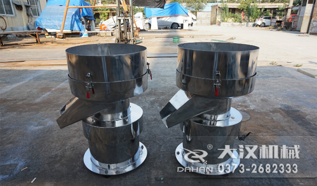 不銹鋼涂料振動(dòng)篩是一種比較受用戶(hù)歡迎的產(chǎn)品之一，主要優(yōu)勢(shì)耐酸堿，不生銹，使用壽命長(zhǎng)。