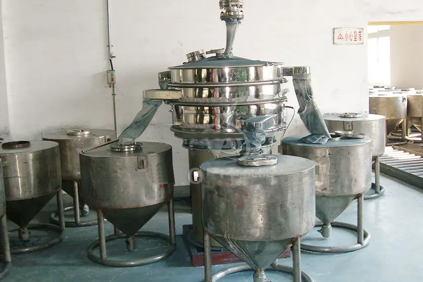 振蕩篩主要特點(diǎn)：換網(wǎng)容易，全封閉模式粉末不飛揚(yáng)，可連續(xù)作業(yè)