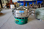 1200型三次元振動篩，產(chǎn)量可達2100kg/h。
